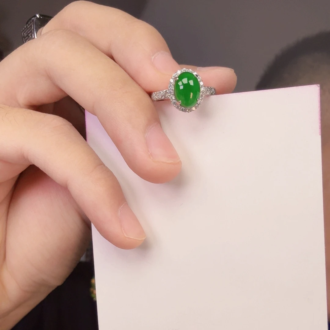 翡翠未镶嵌颈饰一件