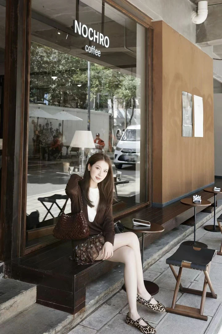 2025早秋新款韩系气质假两件深V领针织衫高腰碎花半身裙两件套装