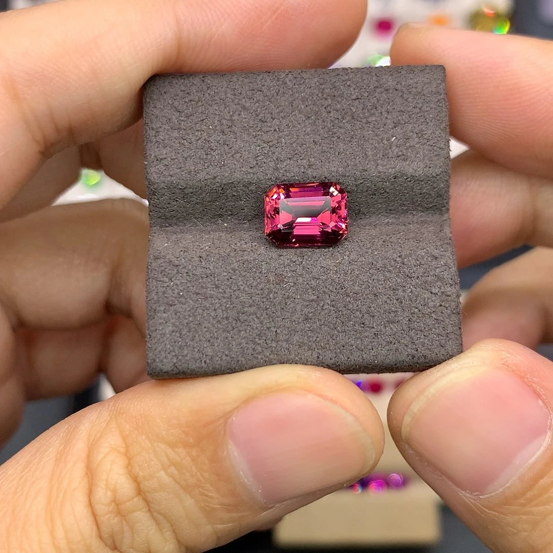 碧玺未镶嵌裸石2.32克拉祖切全净红碧玺