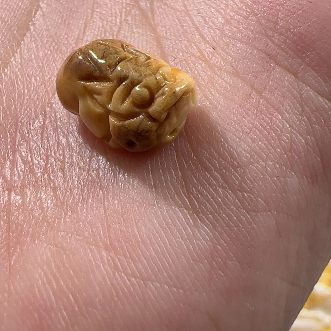 琥珀未镶嵌珠宝奇石浓蜡沁色貔貅