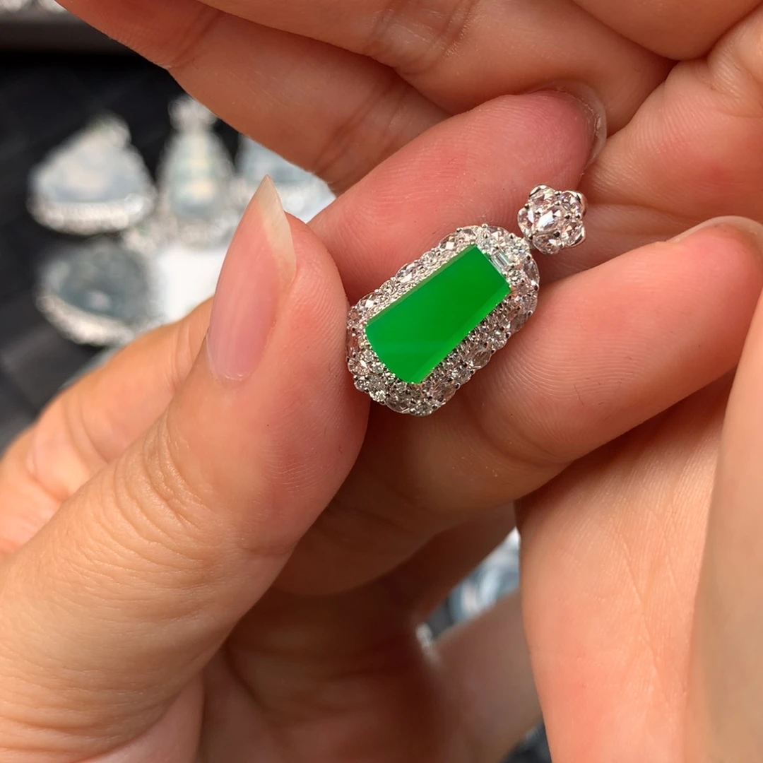 颈饰18K金镶嵌翡翠绿无事牌