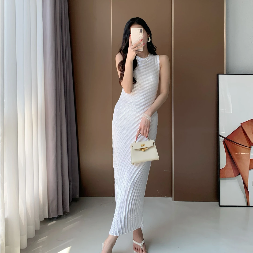 殴若风简约纯白色褶皱年轮水波纹无袖连衣裙显瘦中长款裙子