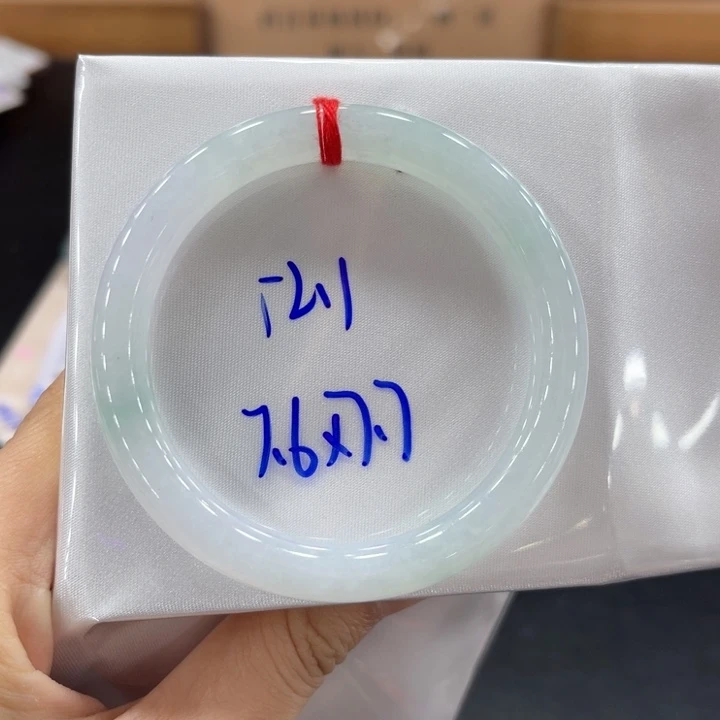 翡翠手镯未镶嵌翡翠