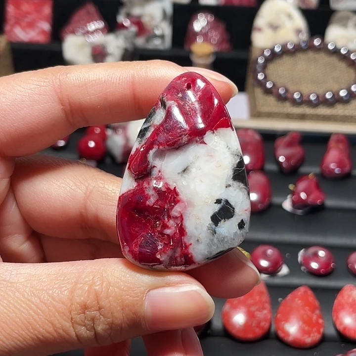 天然辰砂原石吊坠