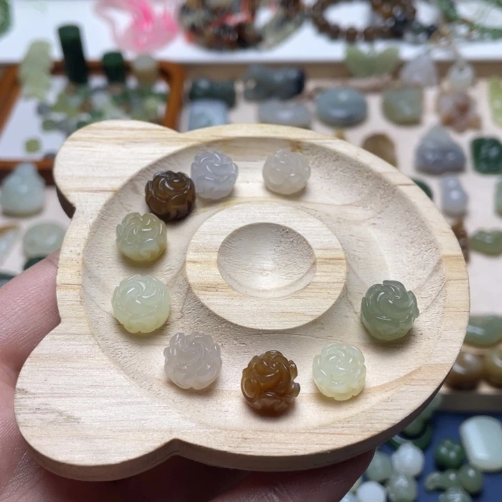 颈饰未镶嵌和田玉一个