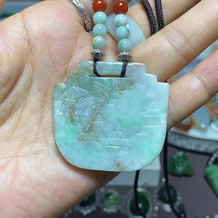 翡翠未镶嵌吊坠(赠链)