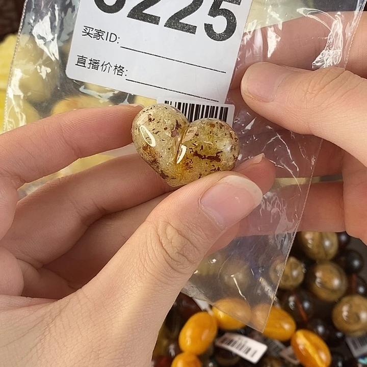 蜜蜡未镶嵌珠宝奇石