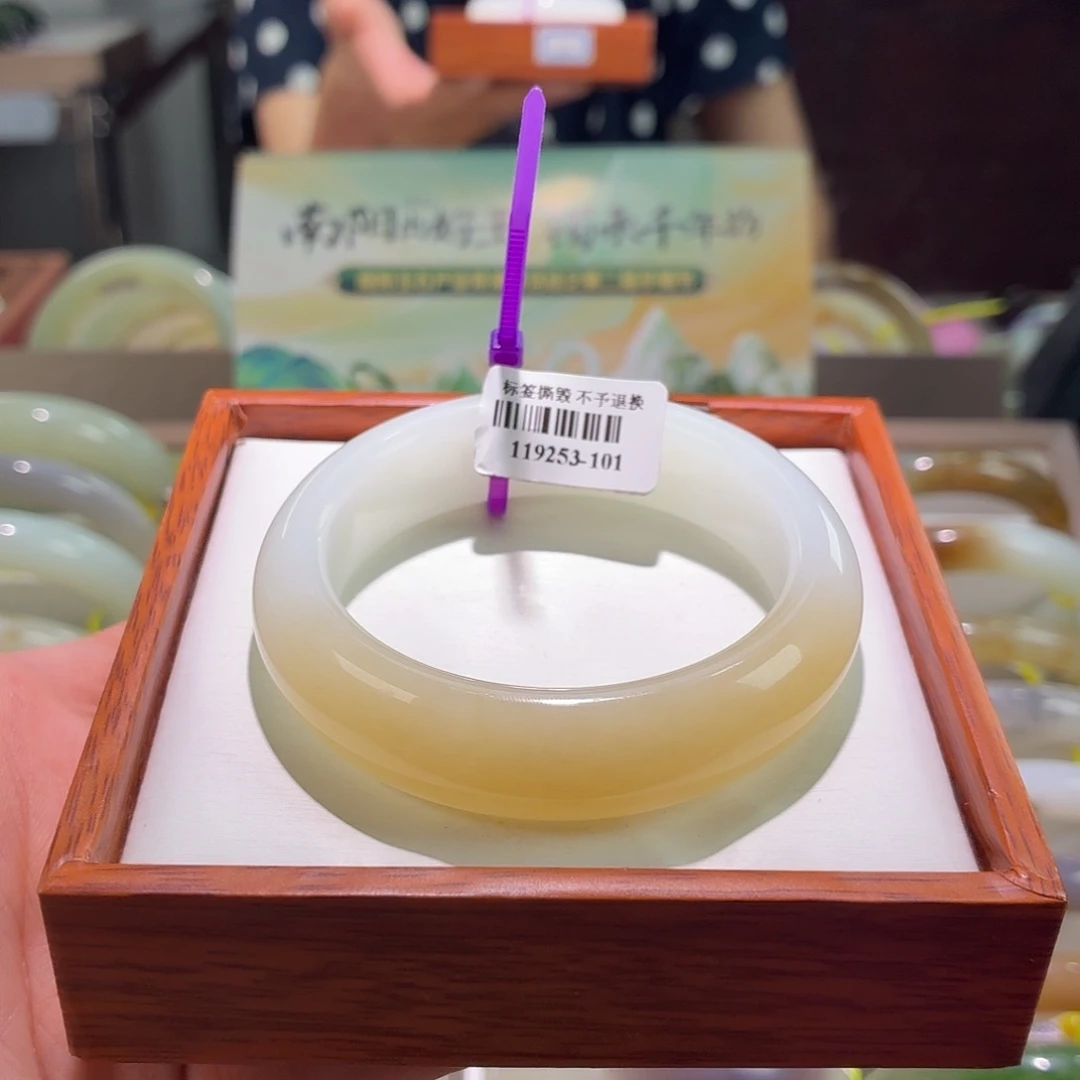 和田玉手镯未镶嵌27。 54