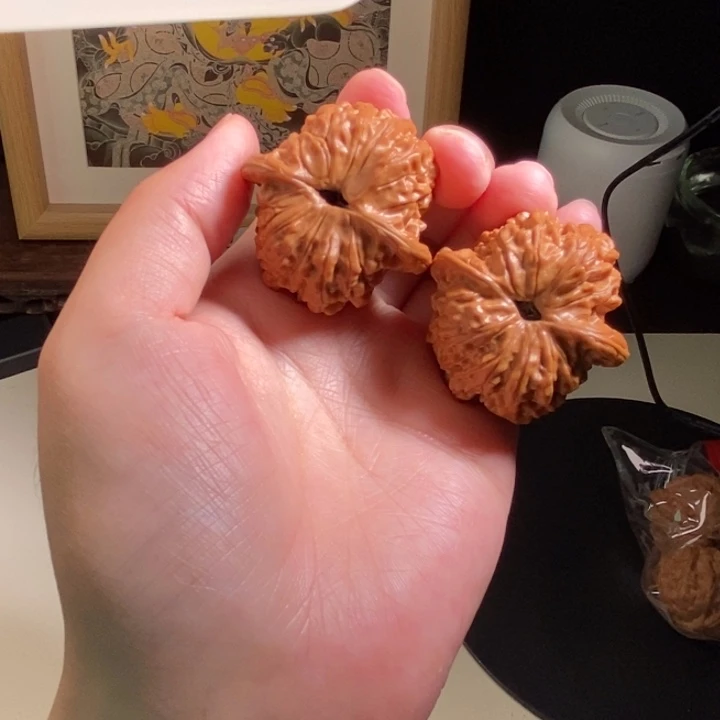 文玩核桃吊坠血麒麟