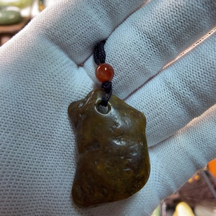 吊坠(赠链)未镶嵌岫岩河磨玉（透闪石质玉）