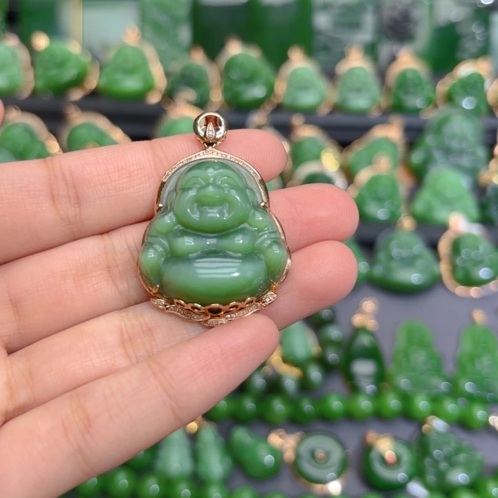 颈饰18K金镶嵌和田玉（碧玉）