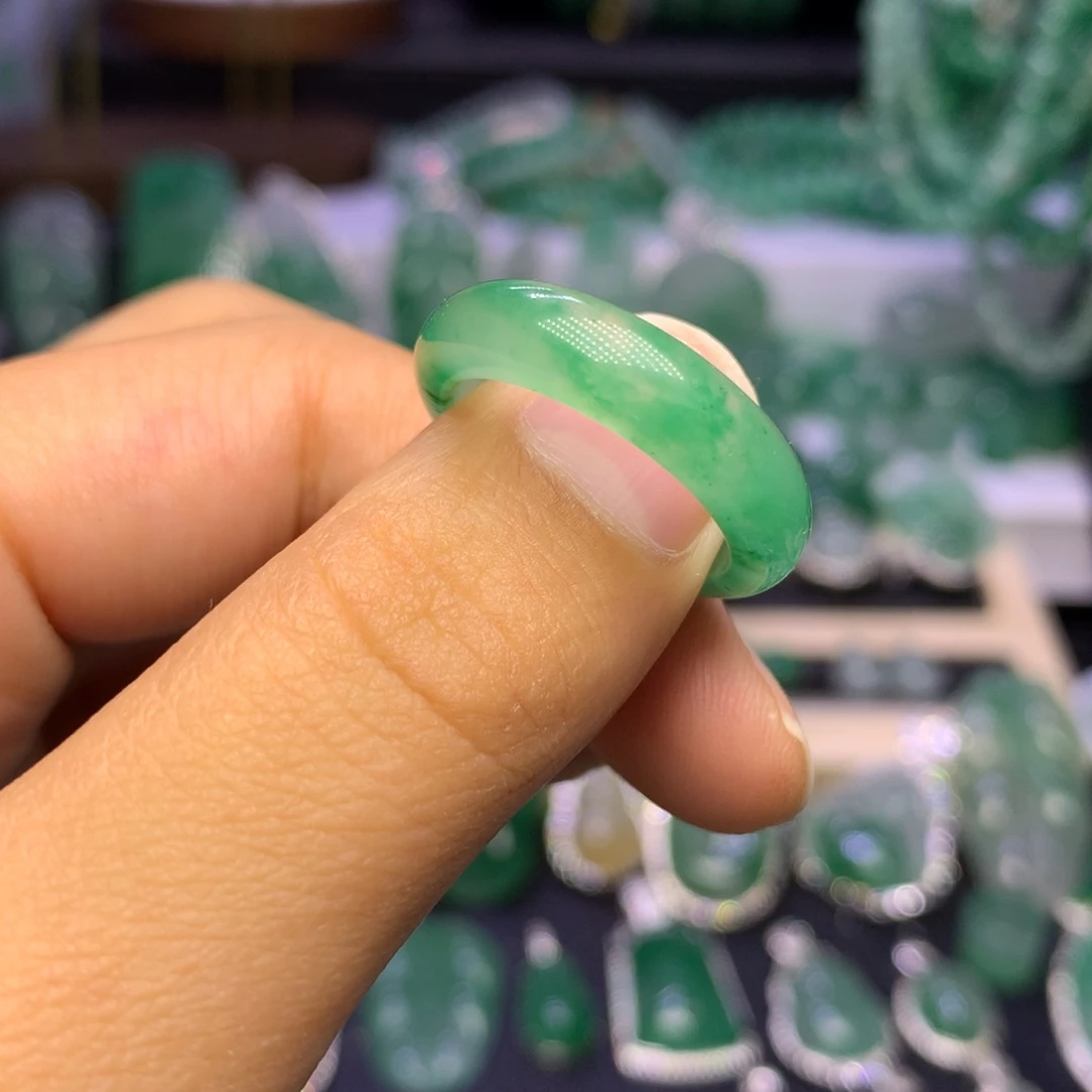 石英质玉（非洲翠）未镶嵌颈饰