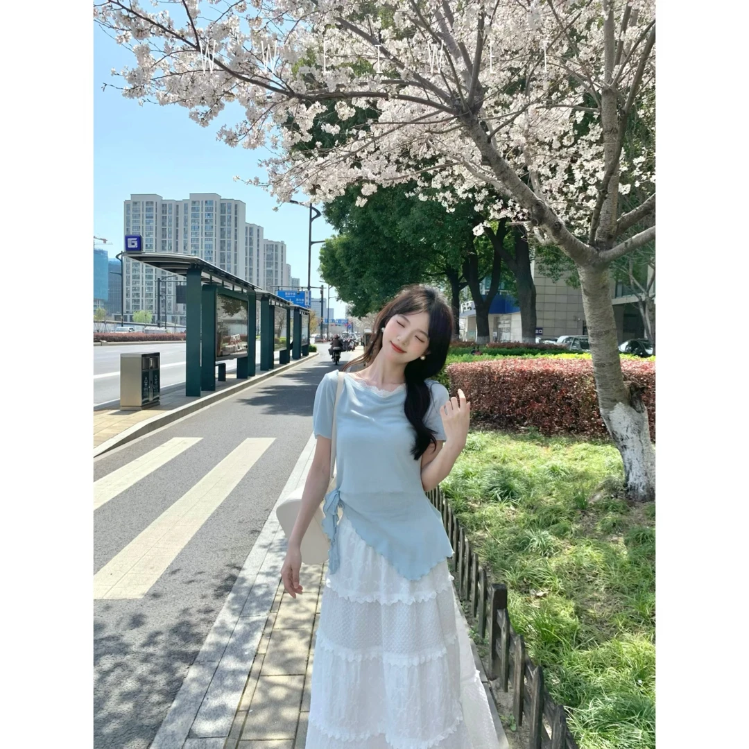 王玮玮【海盐戚风】蓝白露肩蕾丝拼接上衣白色拼接半身裙两件套