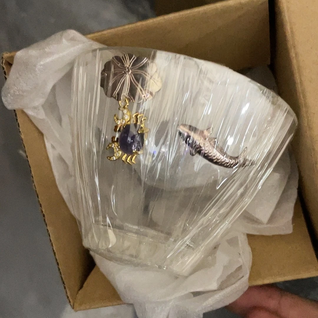 搪瓷杯子里还有很多东西