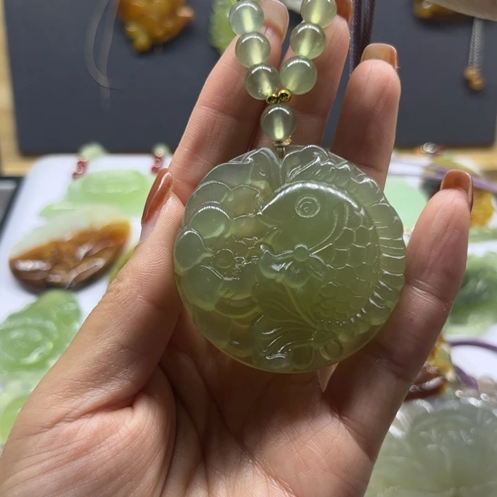 蛇纹石玉未镶嵌颈饰