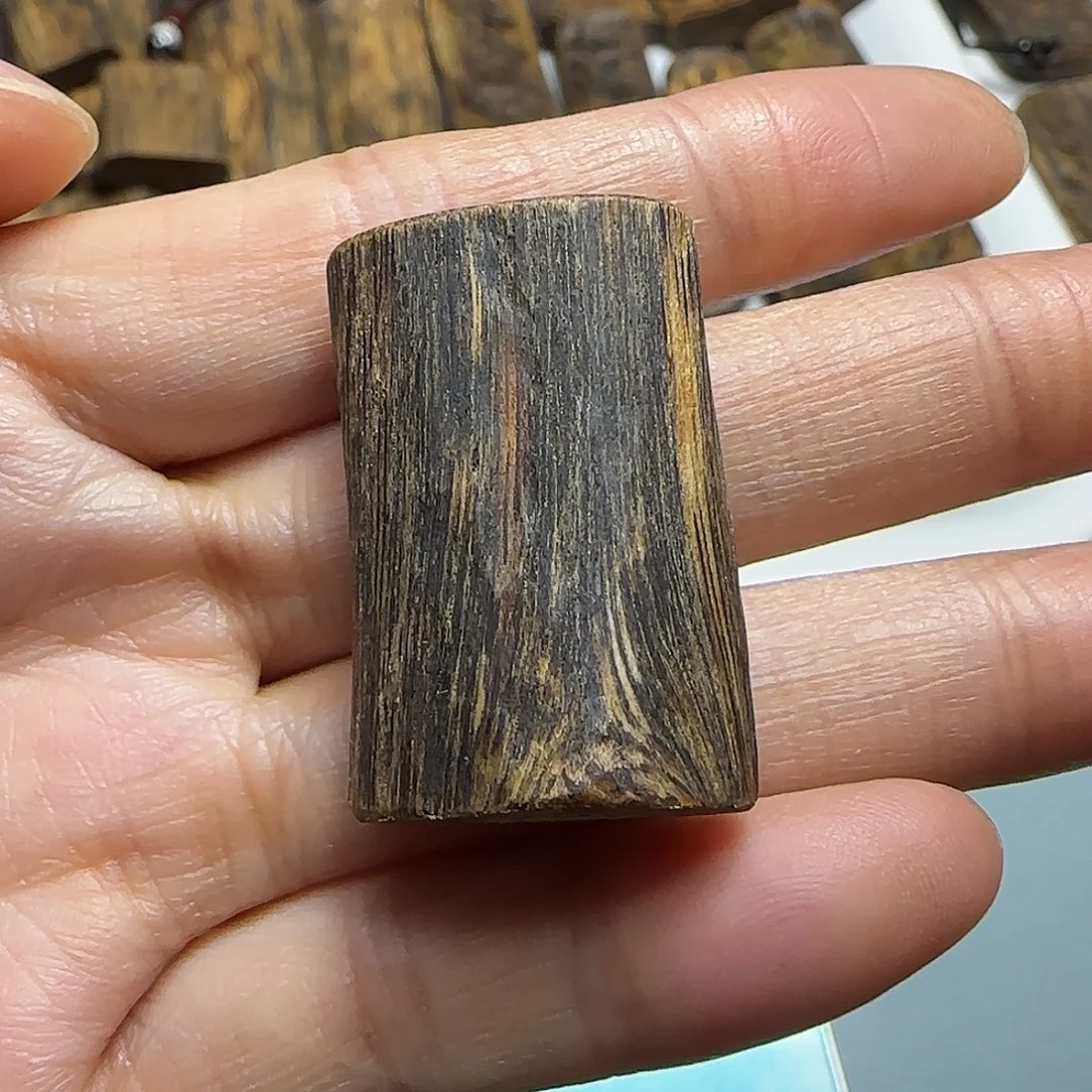 沉香沉香碎屑莺歌绿棋素牌3.9克