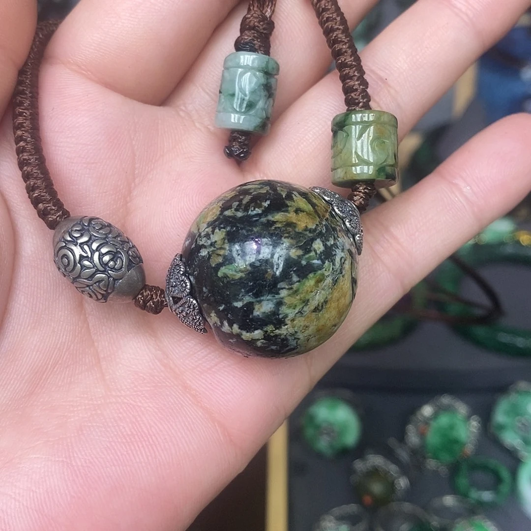 颈饰未镶嵌翡翠漂亮美眉