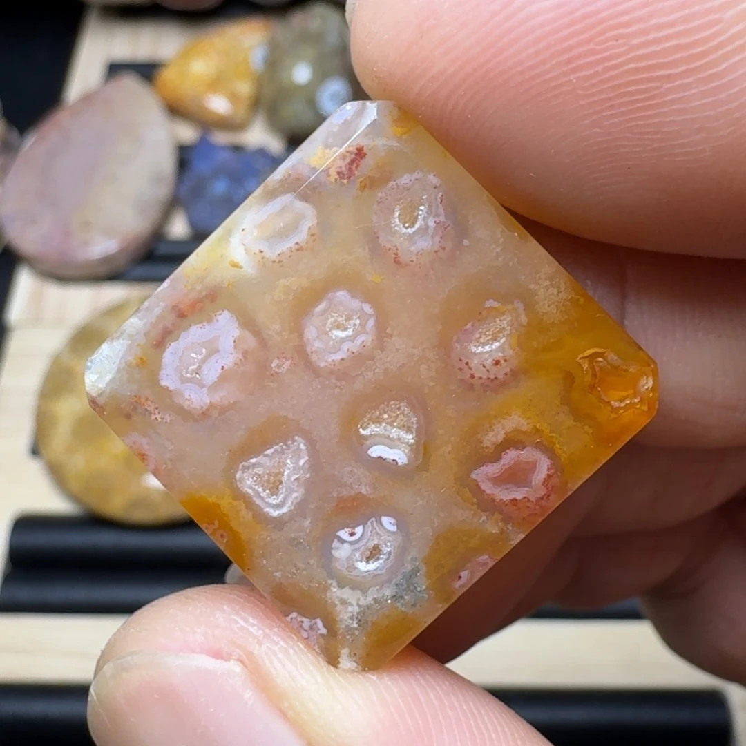 未镶嵌纯天然色有机玉石保真色石英质玉