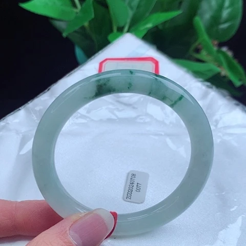 翡翠手镯未镶嵌     圆条54+ 冰飘蓝花