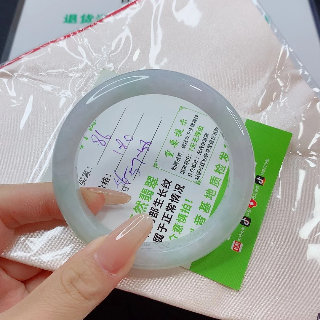 翡翠手镯未镶嵌翡翠