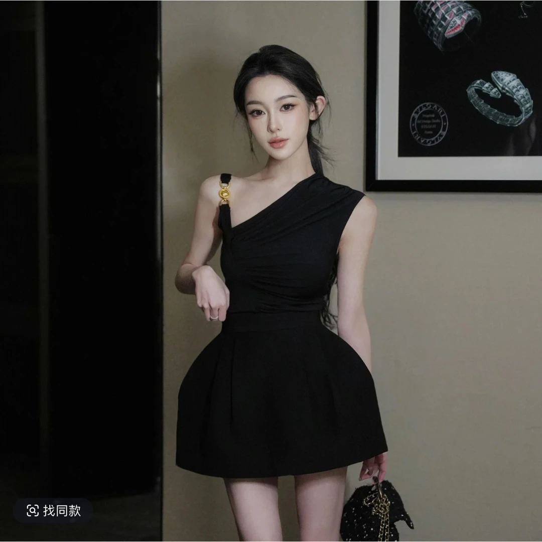 魅力磁场-吊带金属扣斜肩修身不规则褶皱背心上衣夏季新款