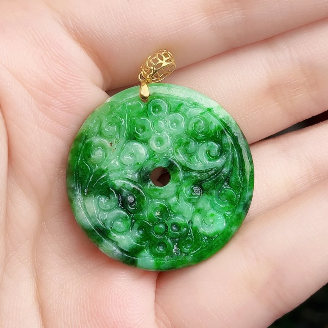 颈饰18K金镶嵌翡翠多样性