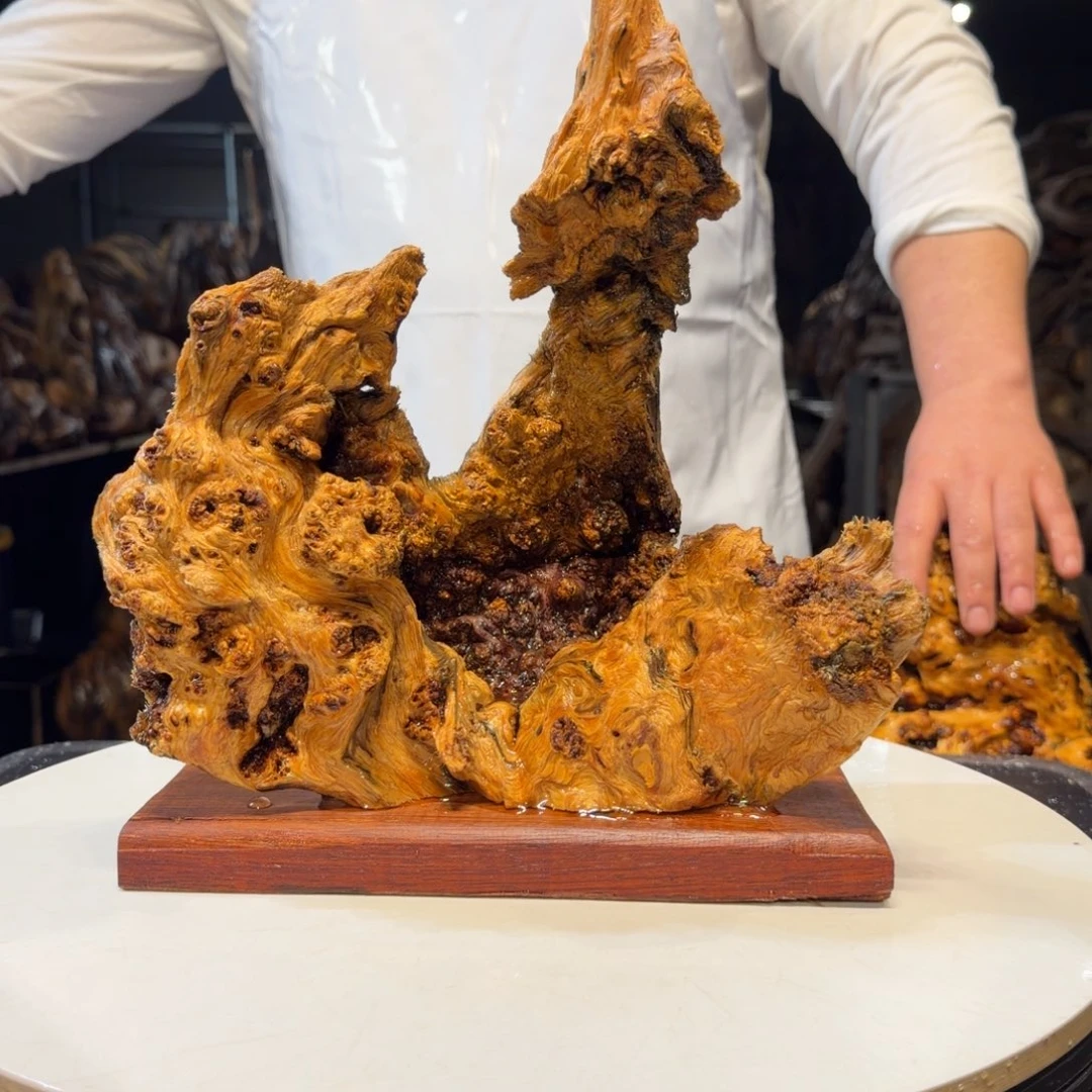 巅***刻木王一刀琥珀木摆件16