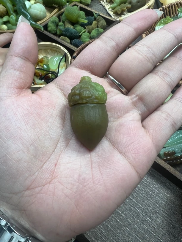 纯天然岫玉榛果。