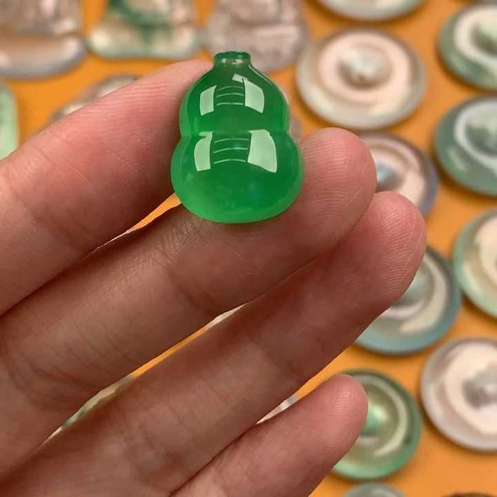 翡翠未镶嵌颈饰…..