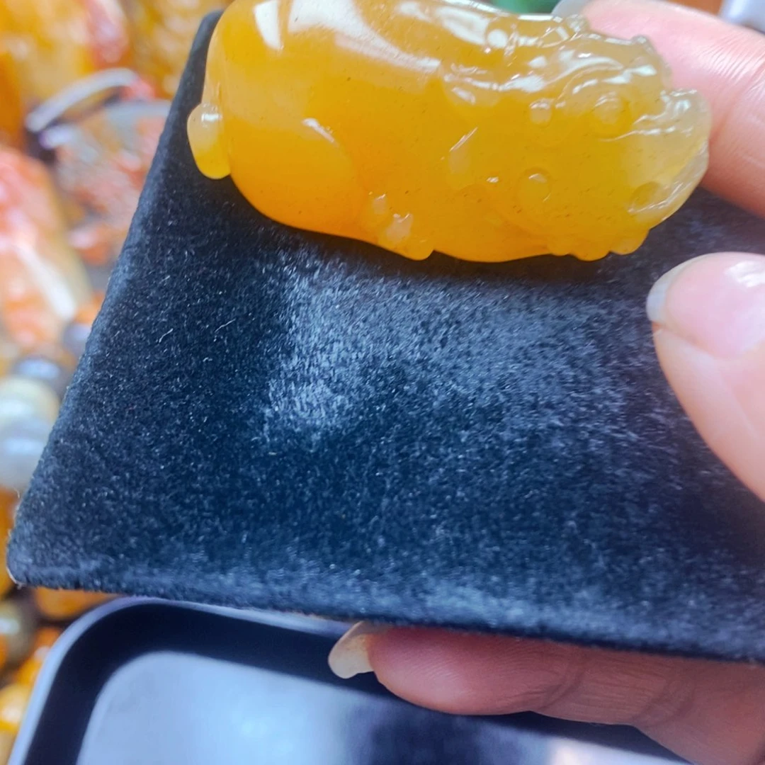 未镶嵌石英质玉（黄龙玉）颈饰