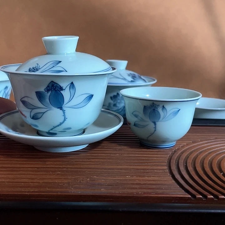 160毫升手绘荷花盖碗加一个手绘荷花杯子
