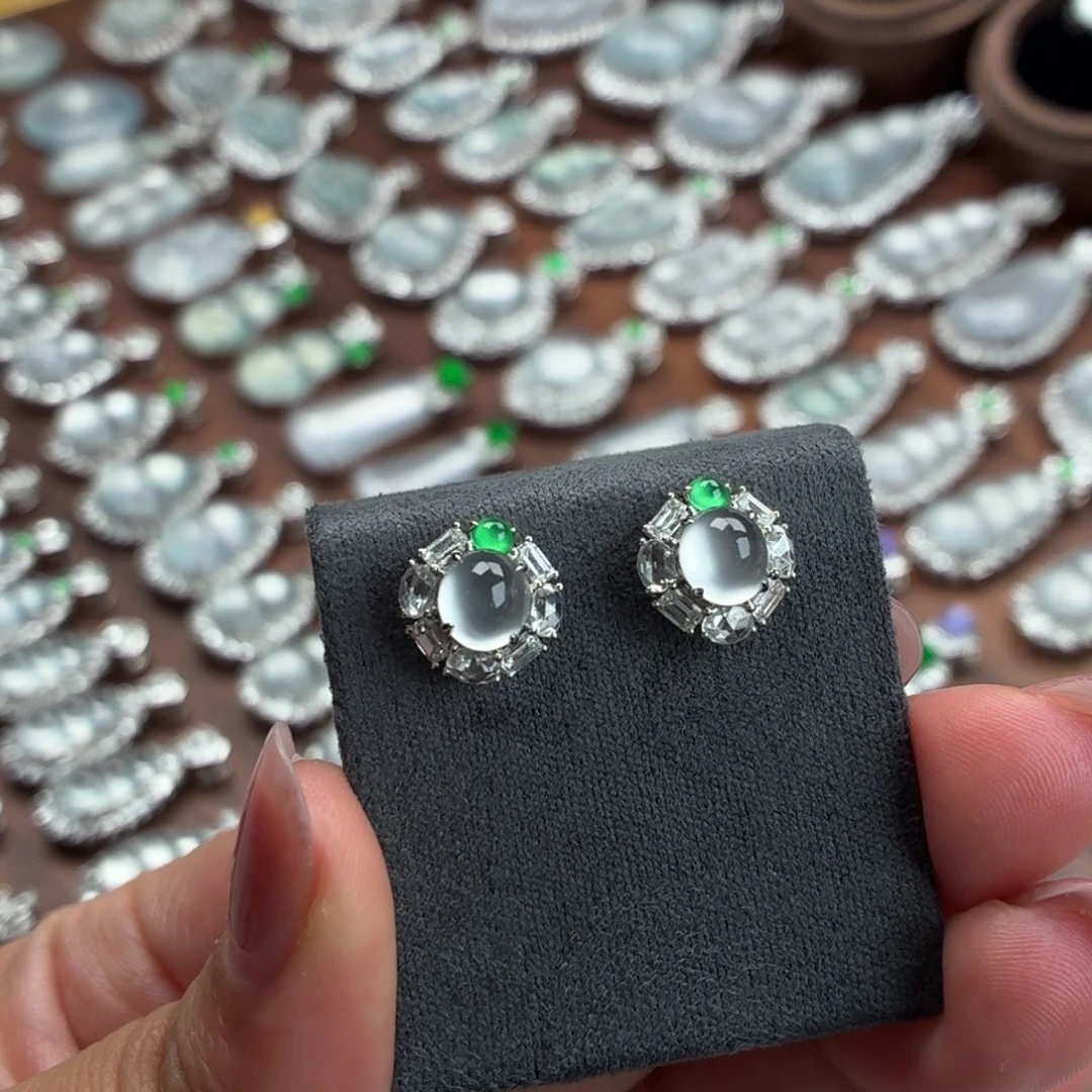 翡翠18K金镶嵌颈饰蛋面戒指