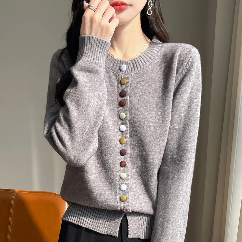 2025新款春秋款灰色时尚彩扣针织开衫外套女外穿大码女装秋冬毛衣