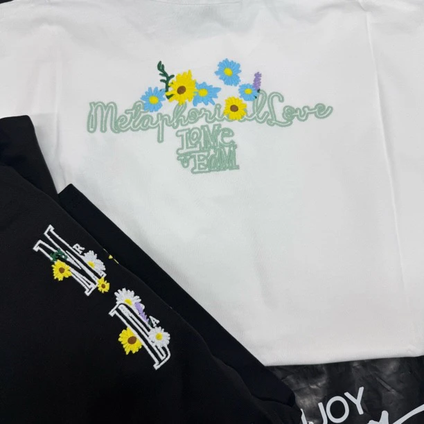 M家胸口四只菊花刺绣短袖T恤