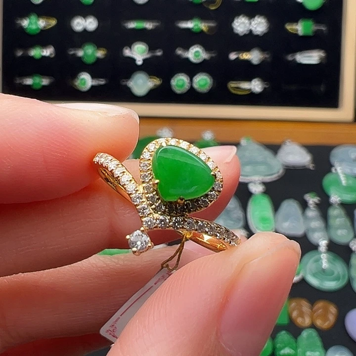 翡翠18K金镶嵌颈饰戒指