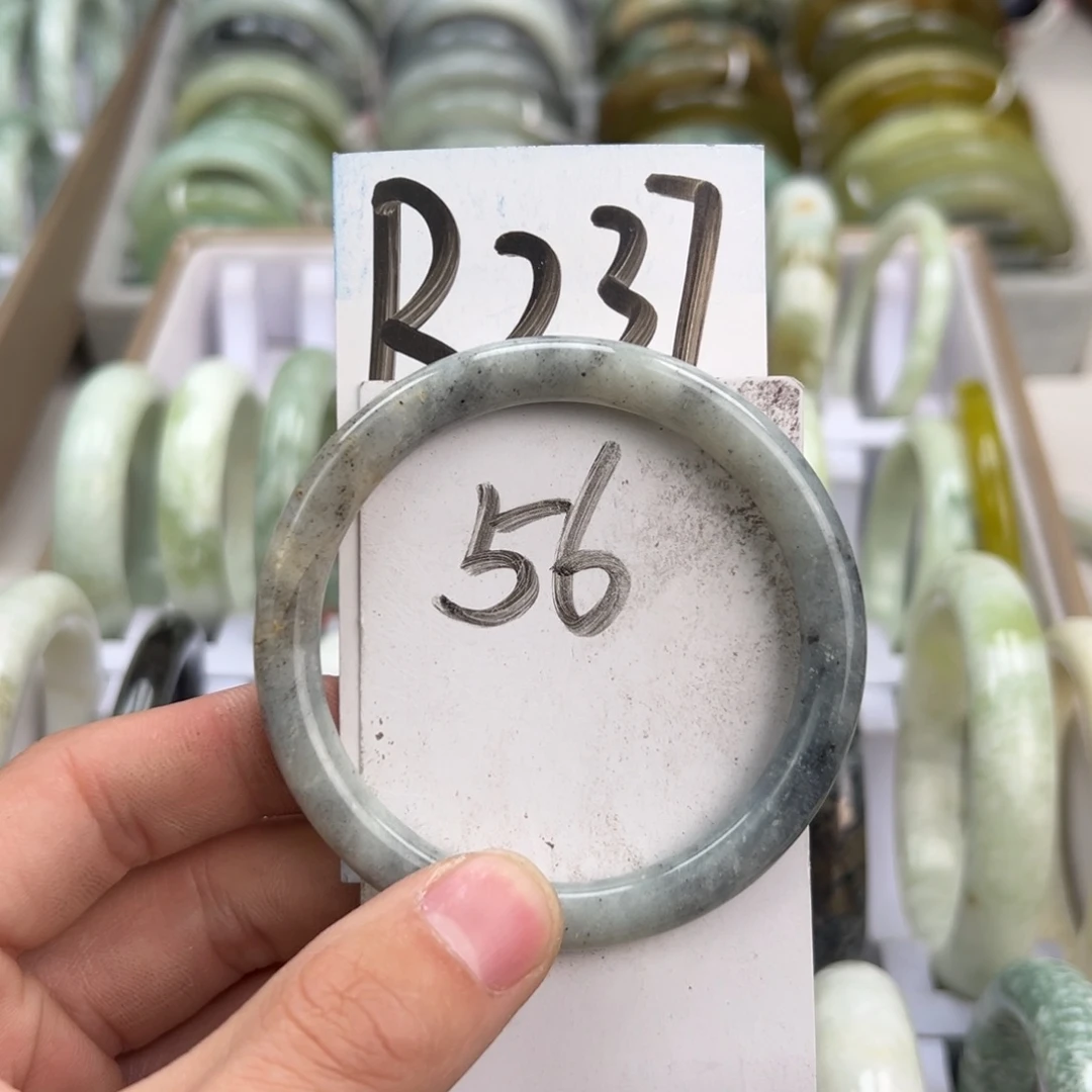 岫玉手镯未镶嵌天然岫玉微瑕，可以正常佩戴