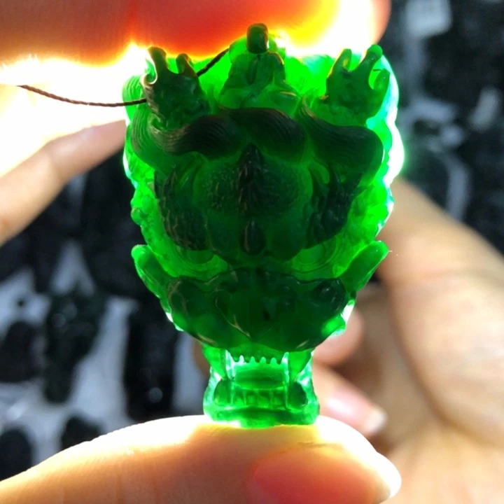 翡翠未镶嵌颈饰神龙护主