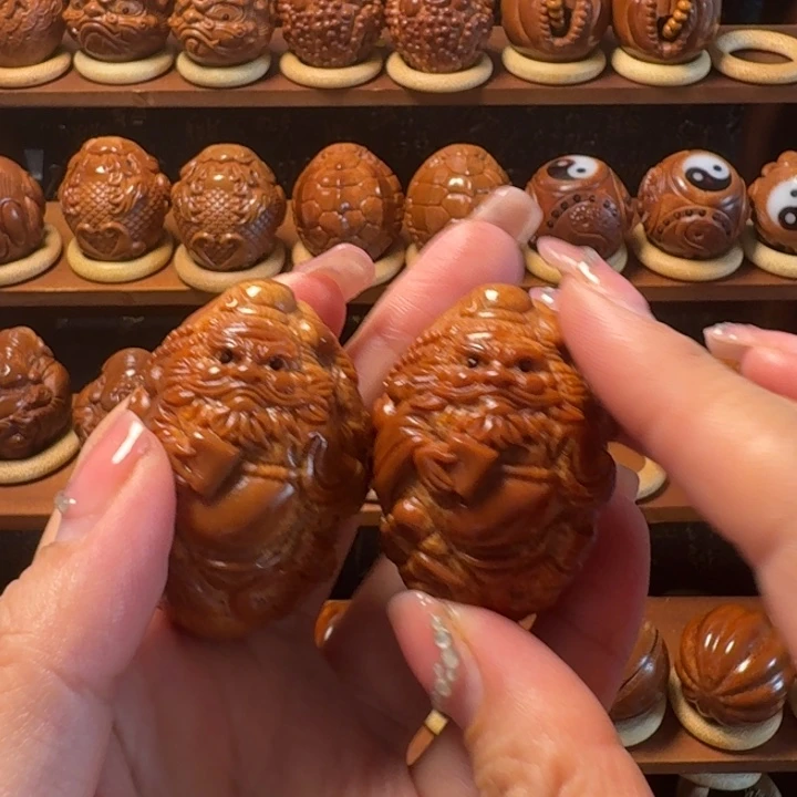 一***秋巴西橄榄核雕工艺品