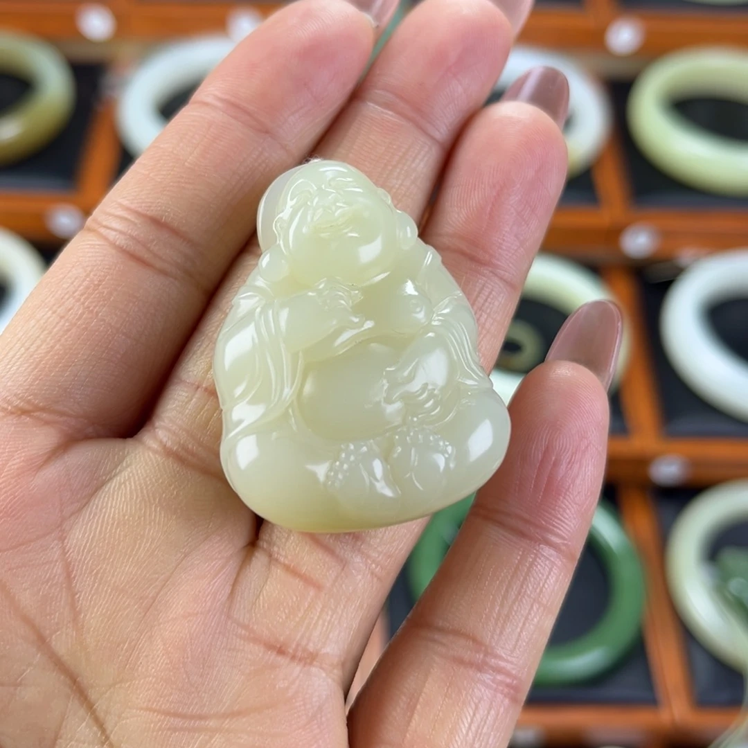 和田玉颈饰未镶嵌是****?