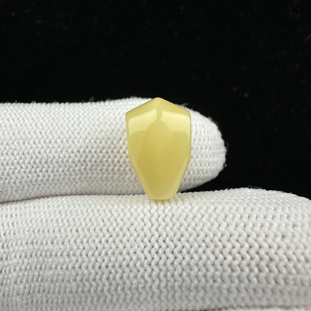 R1004天然蜜蜡俄料鲨鱼背三通9x14mm 0.7克/T001