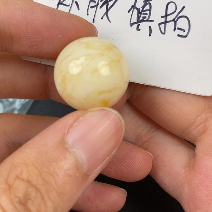 未镶嵌琥珀裸石微瑕124
