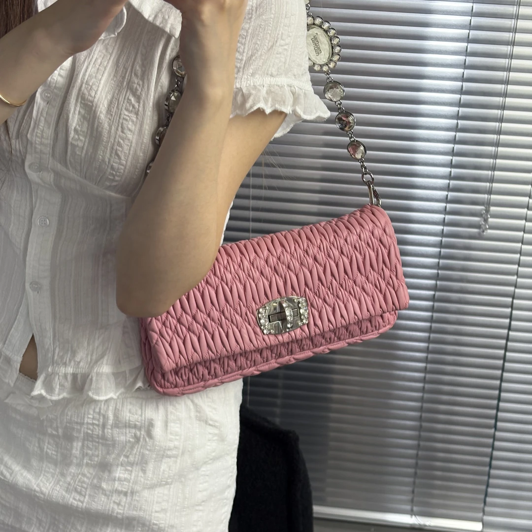 95新 MIU MIU/缪缪 粉色褶皱宝石链单肩包jx