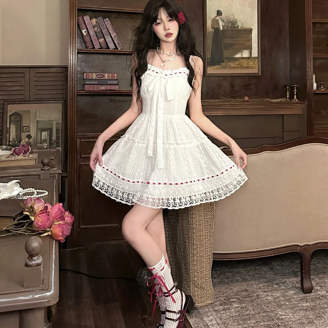 2025夏季爆款轻奢芭蕾少女白色蕾丝镂空甜美短款吊带连衣裙气质潮