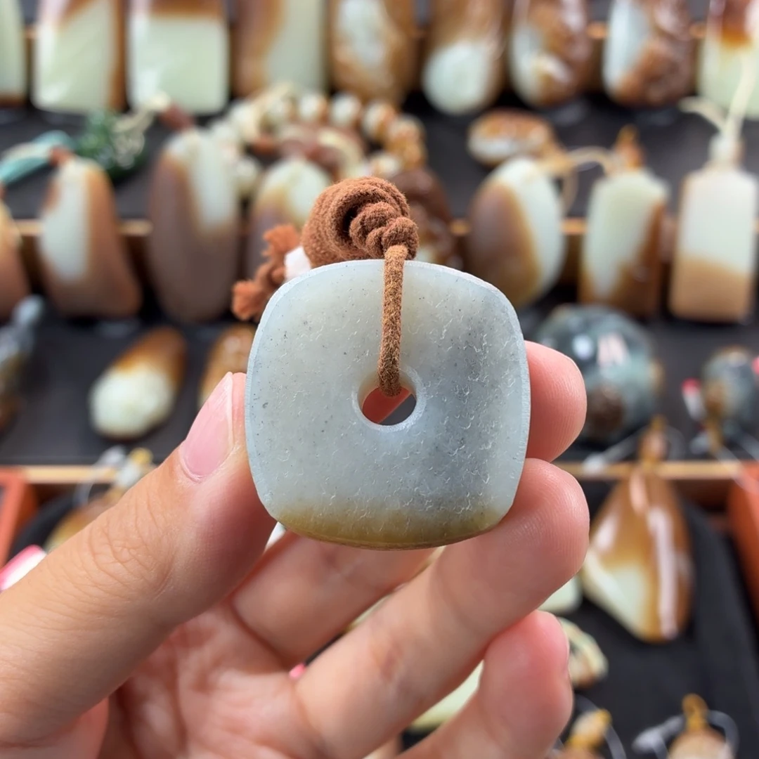 日***端和田玉未镶嵌颈饰