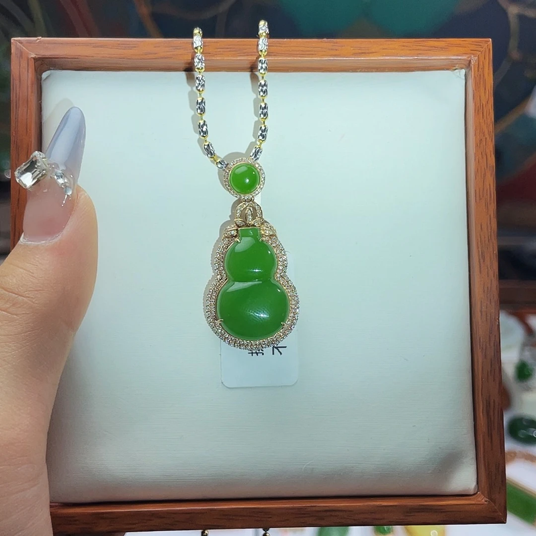 和田玉18K金镶嵌颈饰葫芦吊坠