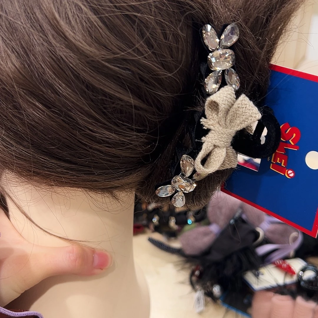 非金属黑色底夹灰色蝴蝶结钻