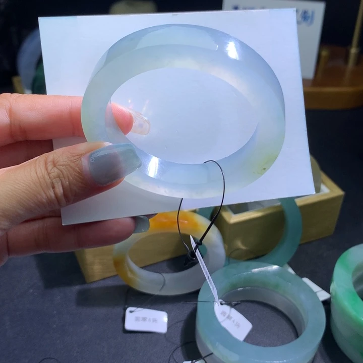 未镶嵌翡翠手镯定制翡翠
