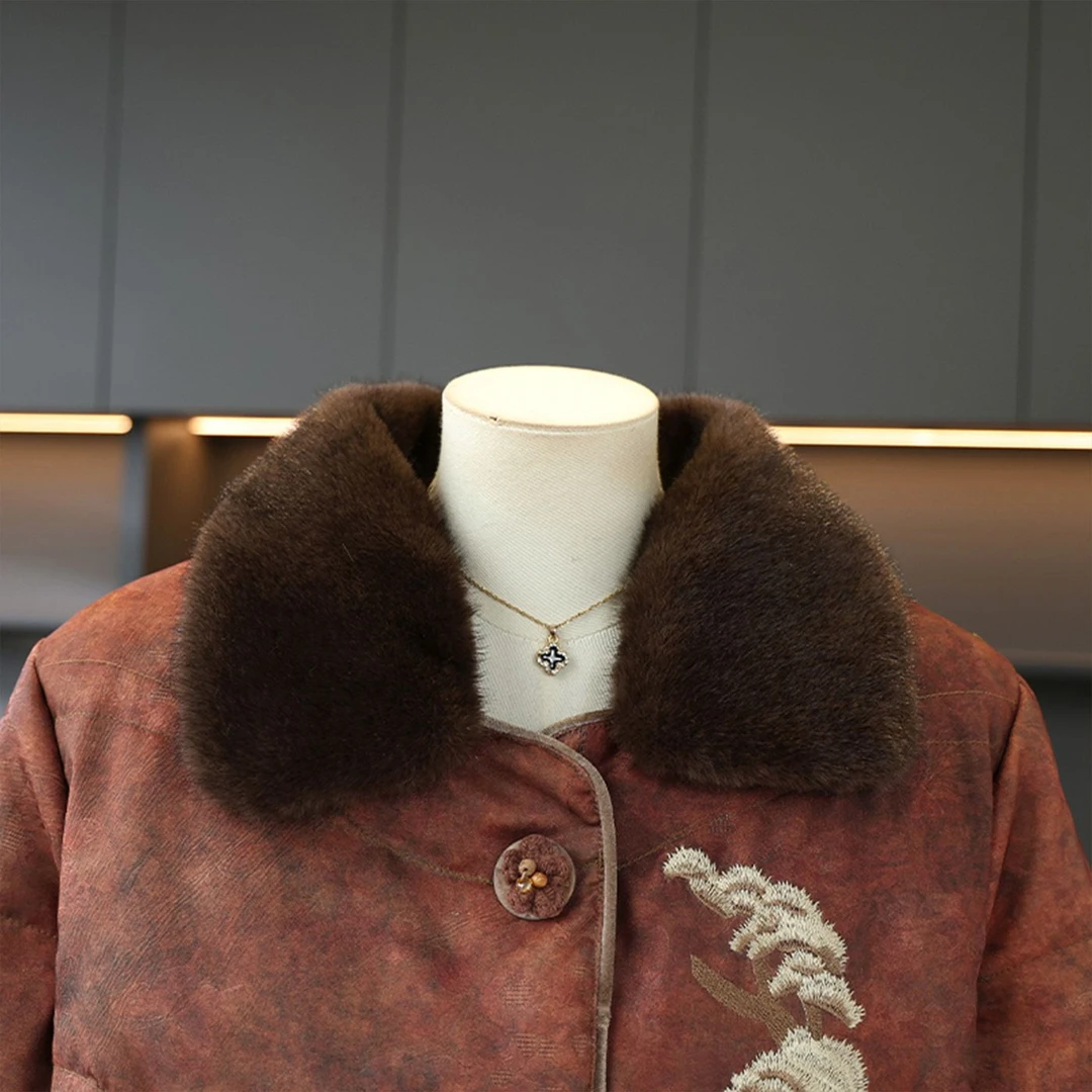 轻奢潮牌中老年妈妈服新款女2025冬季加绒加厚毛领国风洋气短小众