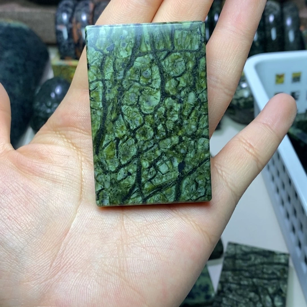 兰***涂蛇纹石玉未镶嵌颈饰