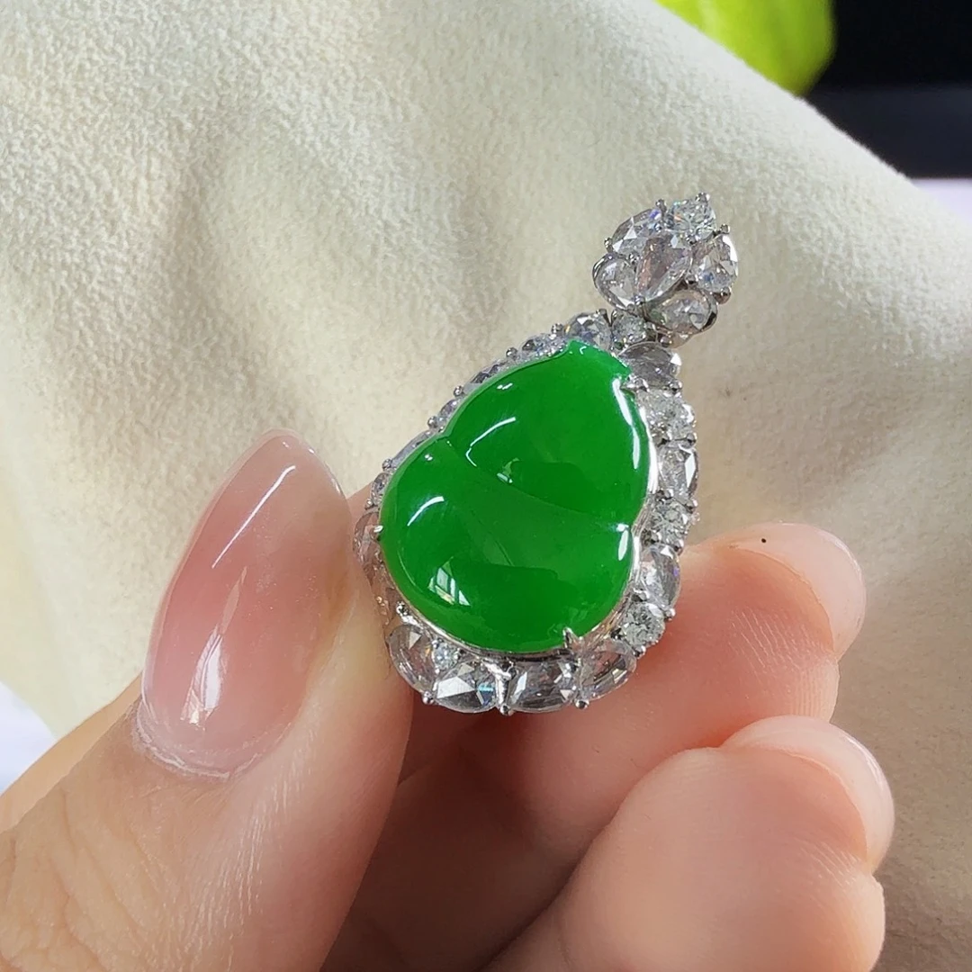 翡翠18K金镶嵌颈饰浓阳葫芦